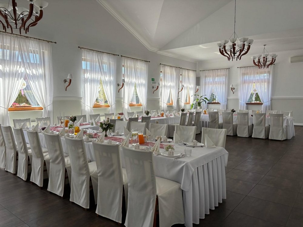 Elegancka aranżacja stołu na przyjęcie jubileuszowe