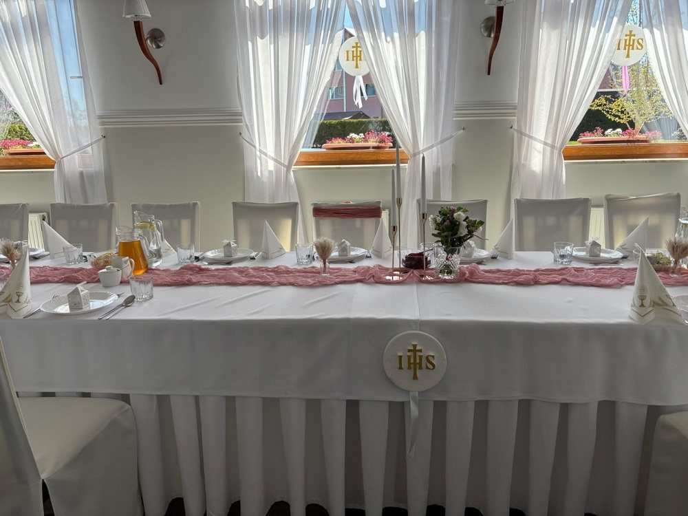 Sala udekorowana na przyjęcie okolicznościowe