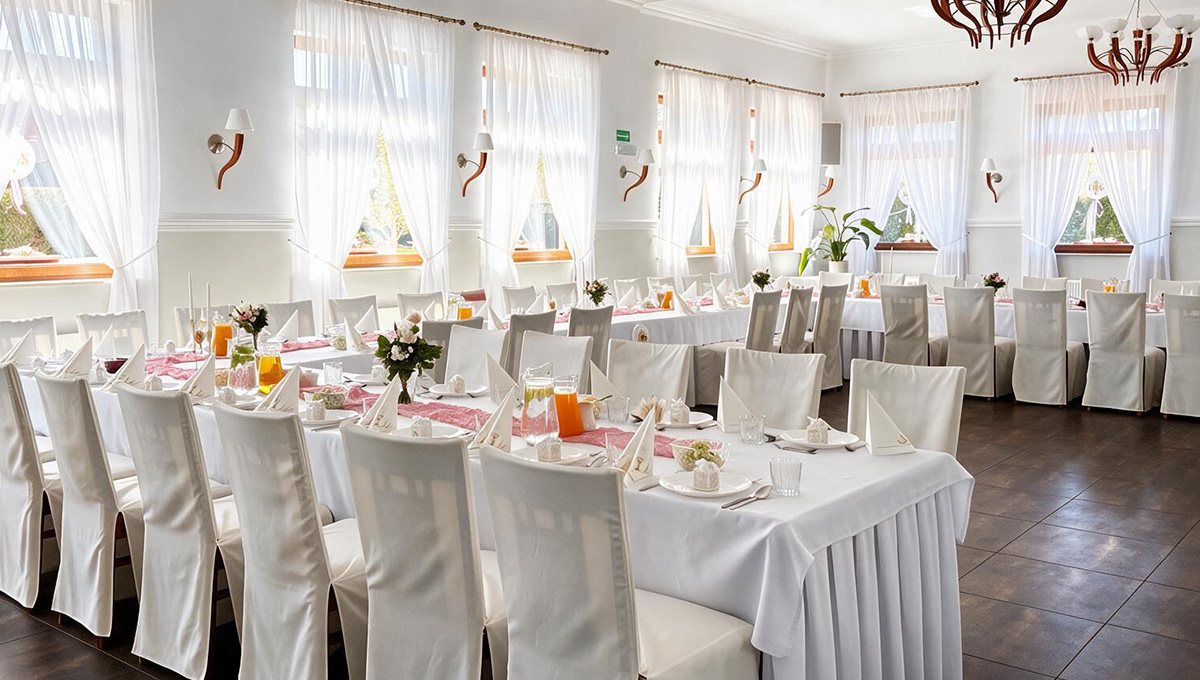 Sala Ambasador w Bolszewie — przygotowane stoły